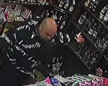 Гимнастика между рафтовете: Задържаха мъж, събарял бутилки и опитал да краде от магазин в Кючук Париж