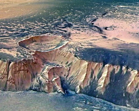 Учени: Марсиански езера са съществували десетилетия въпреки студа