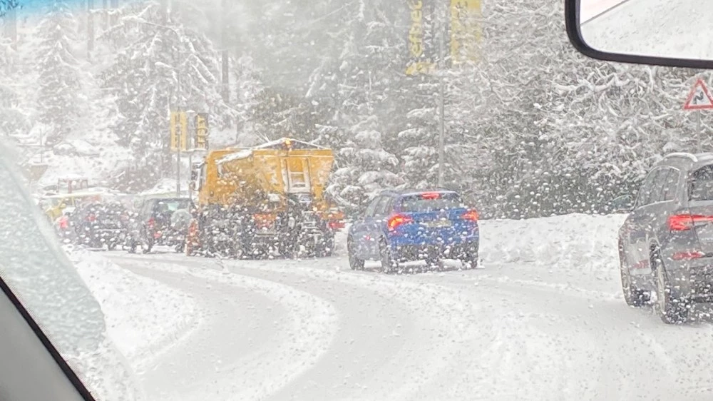 Автомобили са закъсали по пътя към Пампорово