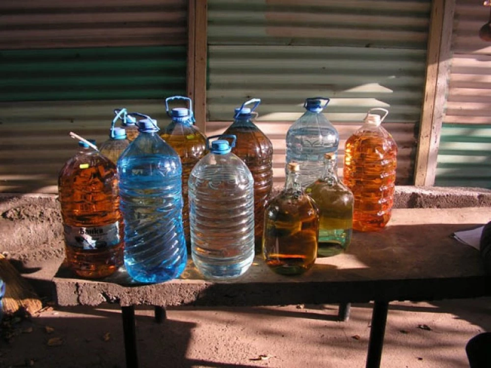 Откриха над 2 тона нелегален алкохол във Варна