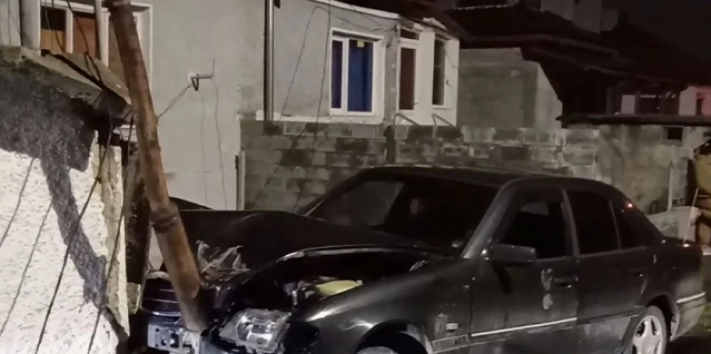 17-годишен, пиян и без книжка, се вряза в уличен стълб в Разград