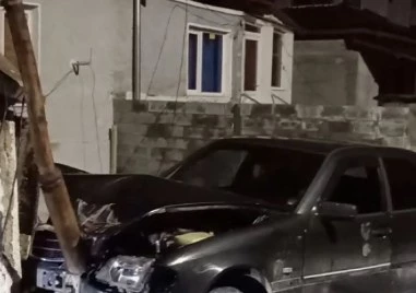 17-годишен, пиян и без книжка, се вряза в уличен стълб в Разград