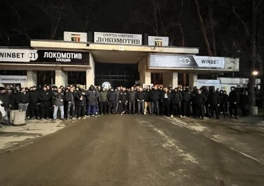 Феновете на Локомотив се събраха снощи пред Лаута преди дербито