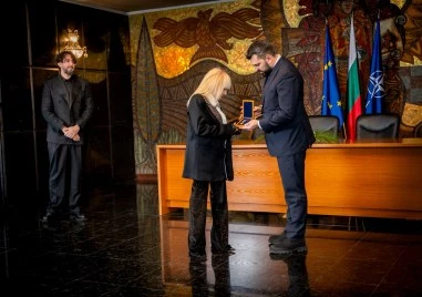 Лили Иванова получи  Златна лаврова клонка   най високото отличие на