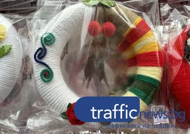 Мартенички със стотинка хит в първата Баба Марта с евро в Пловдив