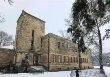 Цял месец частното училище Космос е мълчало че застреляният в