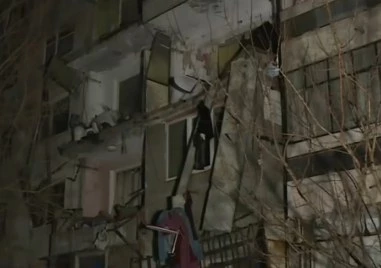 Срутиха се четири тераси на блок в Силистренско