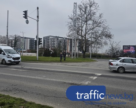Бус се вряза в автомобил на Цариградско шосе в Пловдив, щетите са сериозни