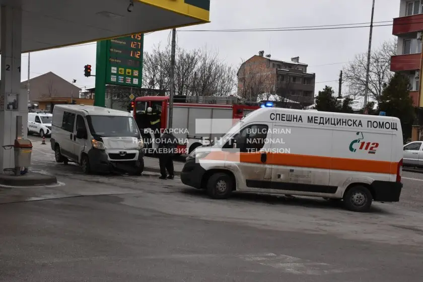 Микробус се вряза в бензиностанция в Хасково
