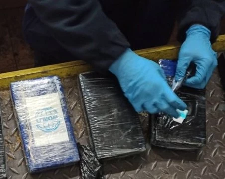 Полицайка опита да прекара над 2 кг кокаин през 