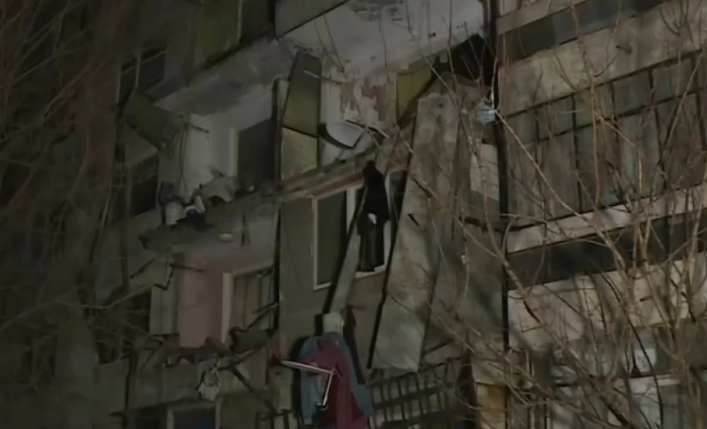 Срутиха се четири тераси на блок в Силистренско