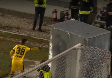 Бекът на Ботев Константинос Балоянис изчисти с всички сили топката