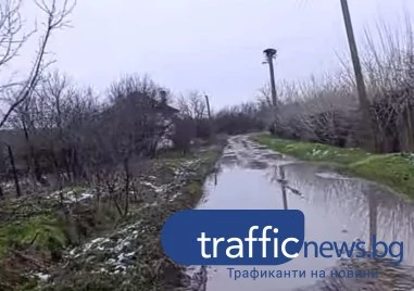 След снеговете: Пловдивско село чака асфалт ВИДЕО