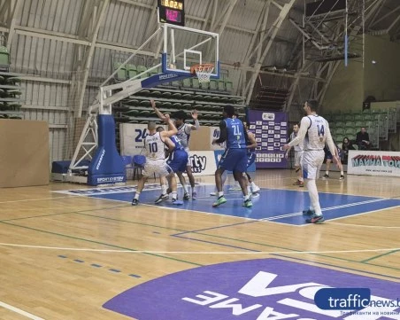 Академик гостува на шампиона