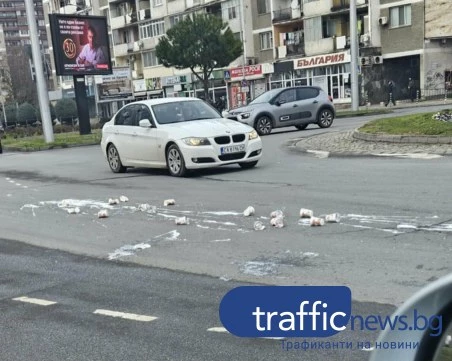 Касетки с кисело мляко се изсипаха от бус в движение на кръговото на Панаира