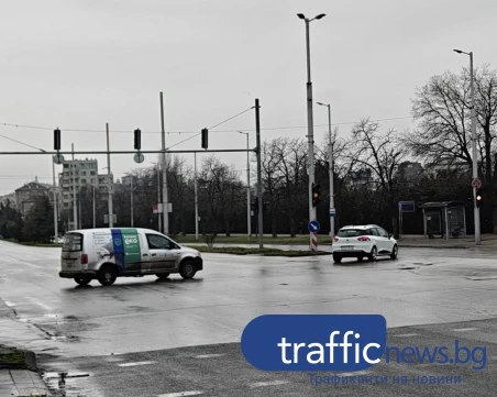 Светофарът до полиграфията не работи, движението засега остава спокойно