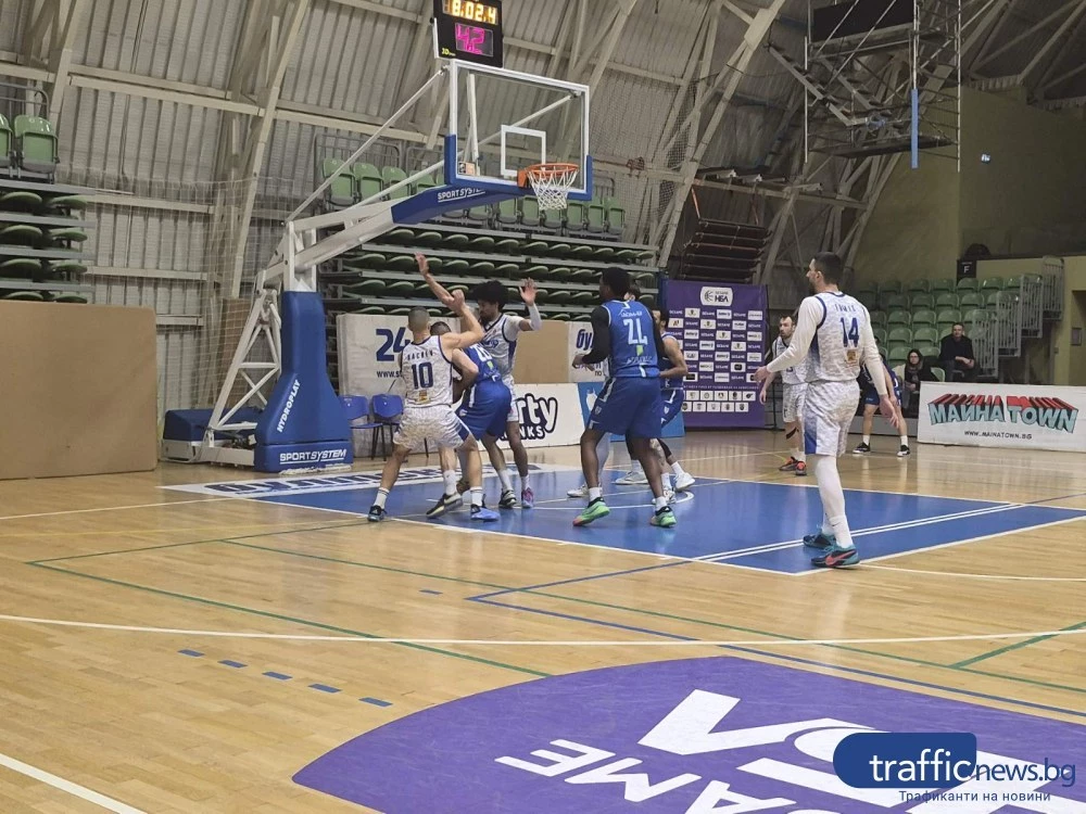 Академик гостува на шампиона