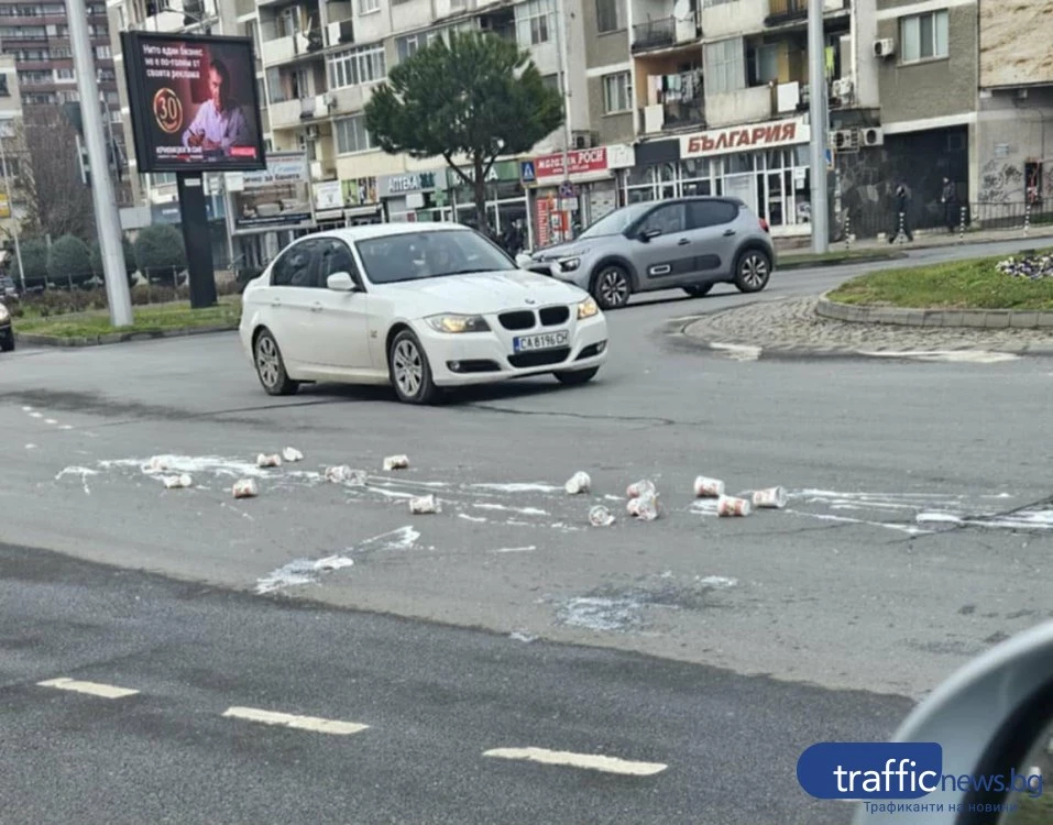 Касетки с кисело мляко се изсипаха от бус в движение на кръговото на Панаира