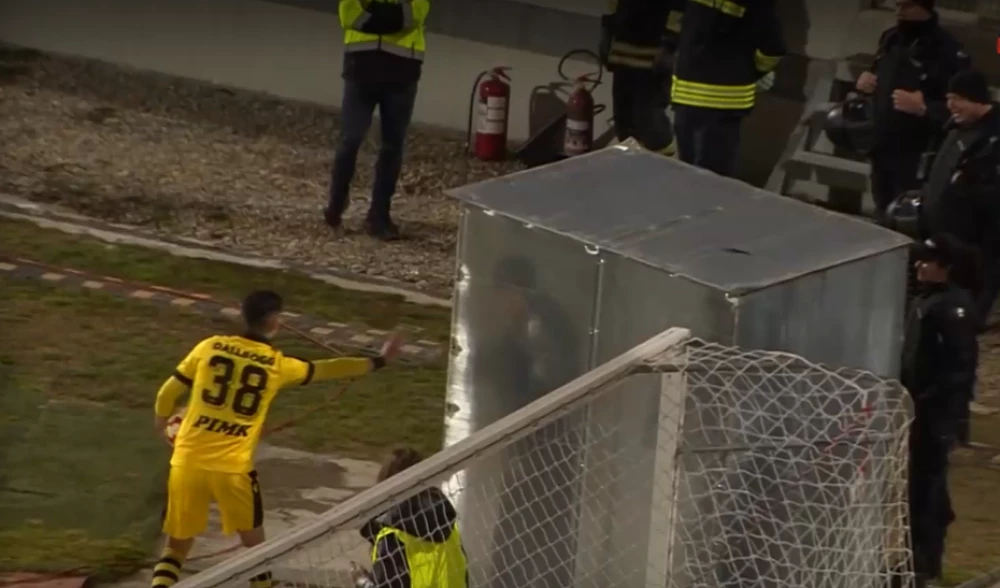 Куриоз Балоянис уцели двама полицаи