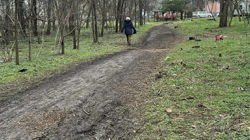 Започна изграждането на нова пешеходна алея в парк Лаута“. Тя