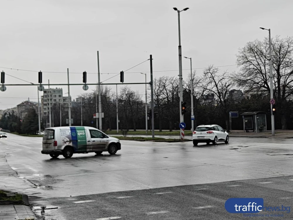 Светофарът до полиграфията не работи, движението засега остава спокойно