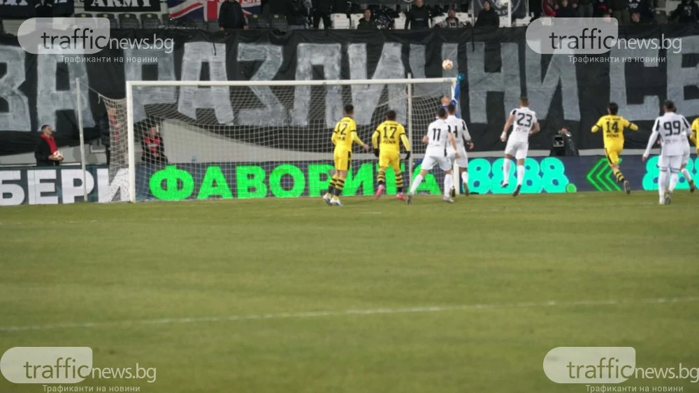 Замеряха Наумов с дамски превръзки на дербито