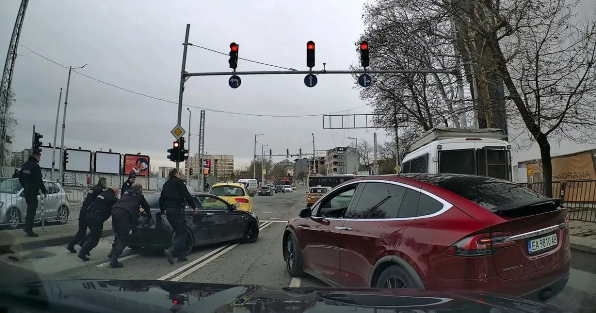 Жандармеристи се притекоха на помощ на закъсал водач в Пловдив