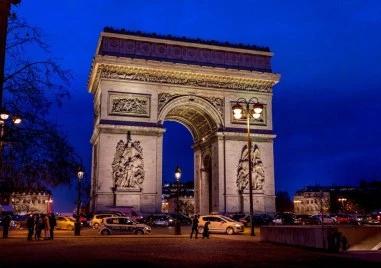 Полицията в Париж простреля мъж край Триумфалната арка