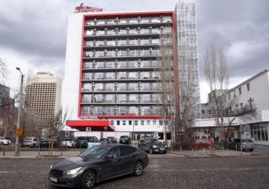 Състоянието на 15 годишното момиче наръгано от баща си в