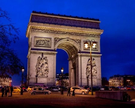 Полицията в Париж простреля мъж край Триумфалната арка