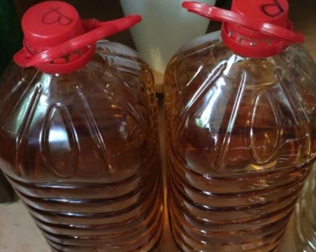 Търговия с домашни вино и ракия на тротоара в Пловдив завърши с глоба за продавача