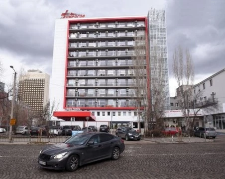 Тежко остава състоянието на 15-годишната, наръгана от баща си в 