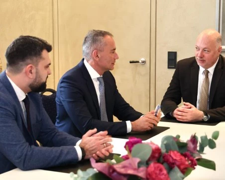 Желязков и Георгиев се срещнаха с върховния представител за Газа Николай Младенов