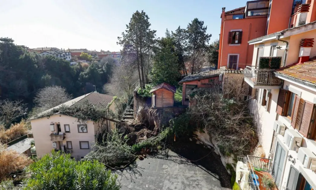 Мъж загина, двама са в болница след падане на върху сграда край Рим