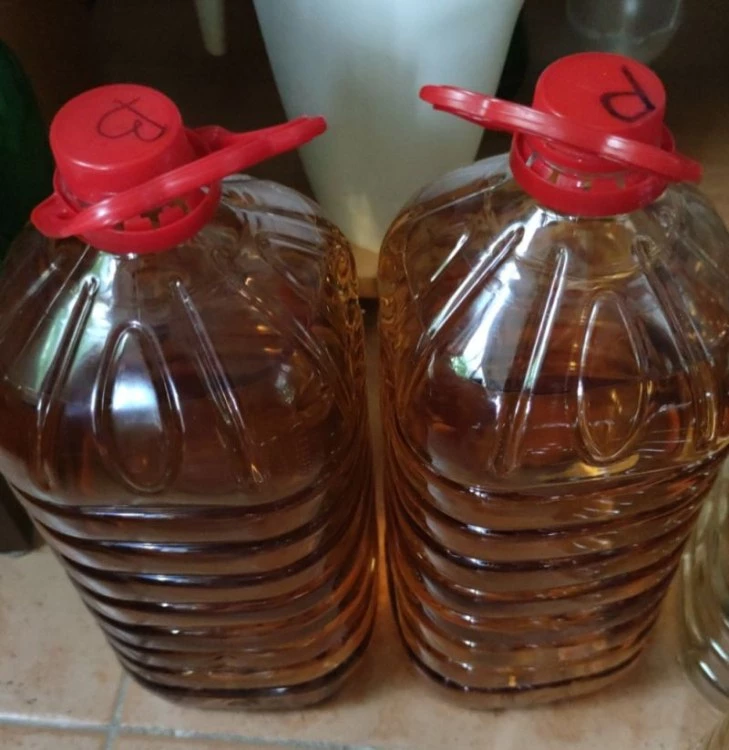 Търговия с домашни вино и ракия на тротоара в Пловдив завърши с глоба за продавача