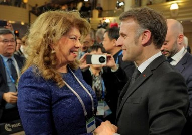 Президентът Илияна Йотова разговаря с френския си колега Еманюел Макрон