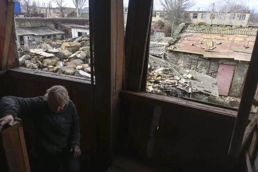 Един човек загина и жилищна сграда беше поразена при руска