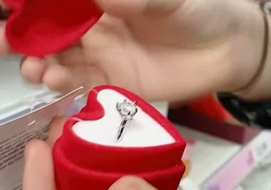 Верига супермаркети на Острова предизвика сензация за Свети Валентин: Пусна годежен пръстен за 96 пенса