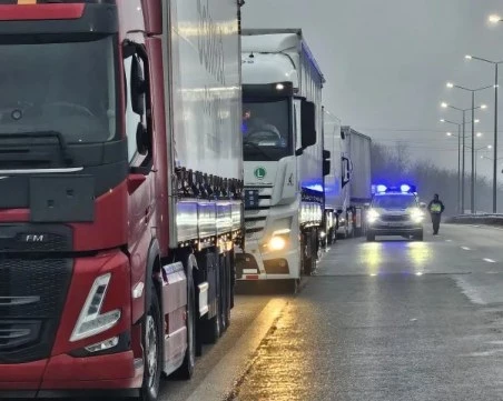 Натоварено е движението на тирове през 