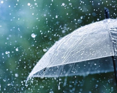 Обявиха оранжев код за интензивни валежи в 5 области у нас утре, в Пловдив - жълт