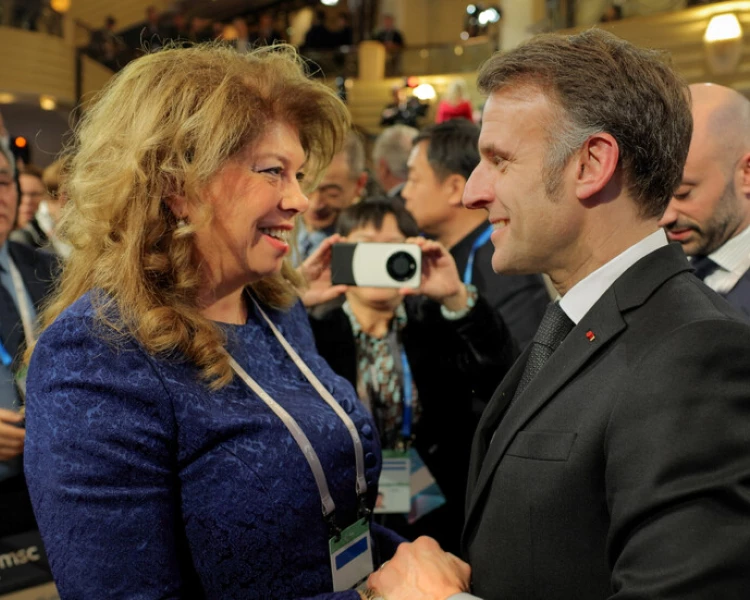 Президентът Илияна Йотова разговаря с френския си колега Еманюел Макрон