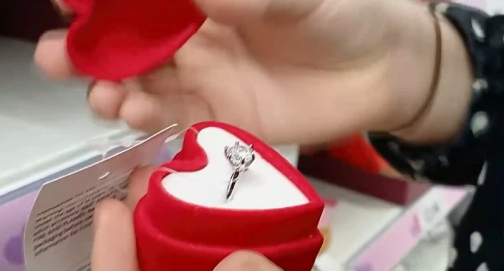 Верига супермаркети на Острова предизвика сензация за Свети Валентин: Пусна годежен пръстен за 96 пенса
