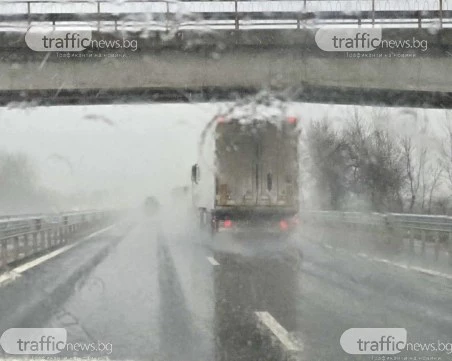 Тежка е обстановката на АМ Тракия, катастрофа също затруднява движението