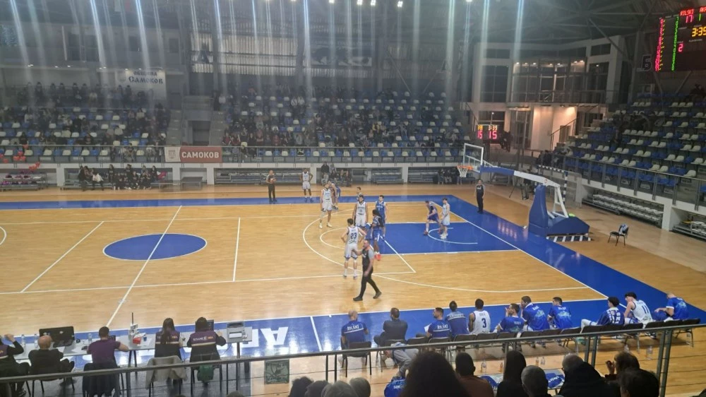 Академик загуби при гостуването си на шампиона