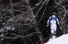 Един от моментите на Олимпиадата, фаворитът в слалома отпадна и отиде в гората