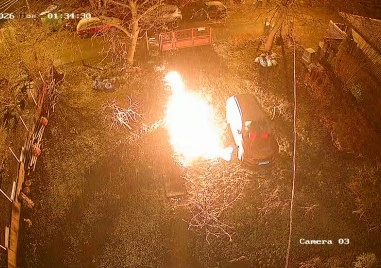 Маскирани мъже са подпалили колата на кмета на Бистрица ВИДЕО