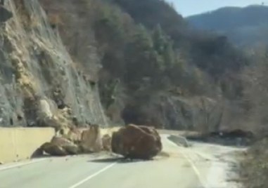 Огромни скали затрупаха пътя за Девин, пловдивчани се разминаха на косъм от инцидент ВИДЕО