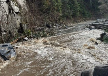 Проливните дъждове затвориха пътя Велинград - Сърница