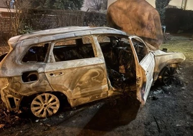 Запалиха колата и входната врата на кмета на Бистрица Самуил