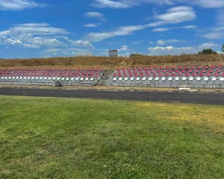 Български футболен клуб: Спрете да си хвърляте кондомите на паркинга, ще покажем камерите